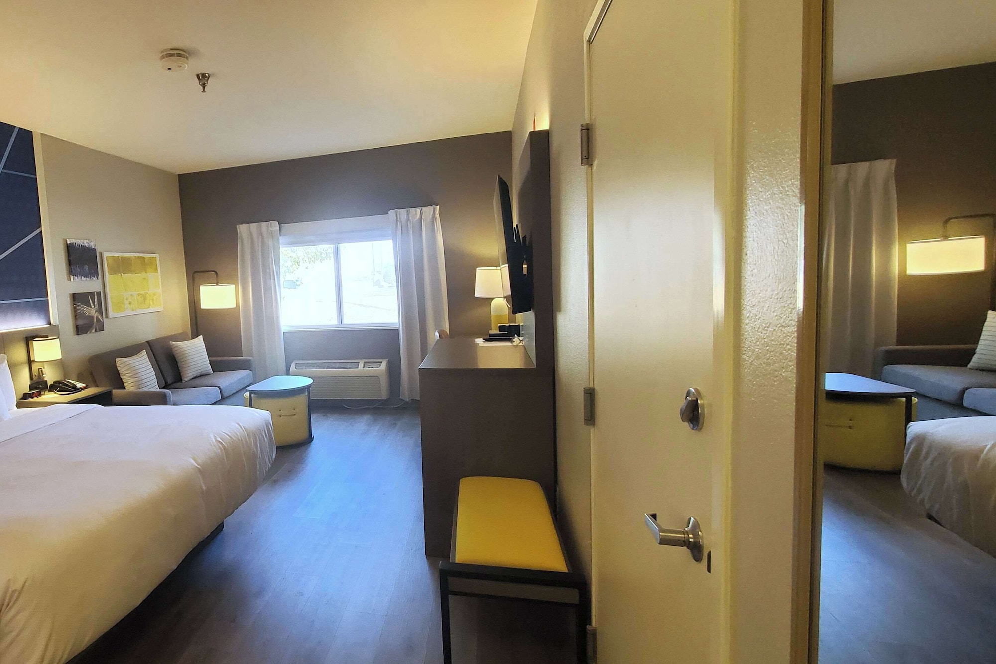 جناح بسرير كينج مع أريكة، Comfort Inn & Suites Oklahoma City, OK 7/8