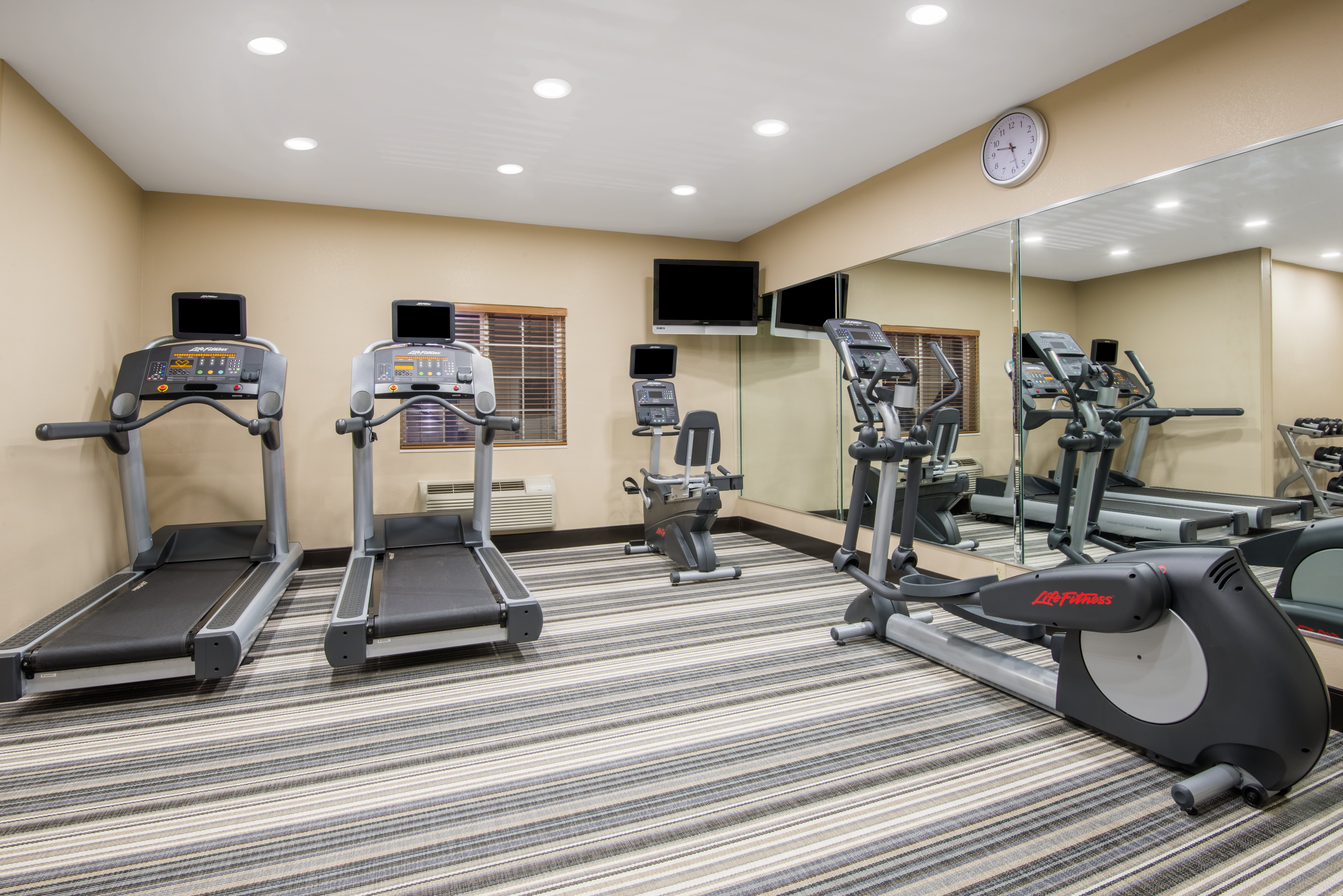 Candlewood Suites Jefferson City 32/52