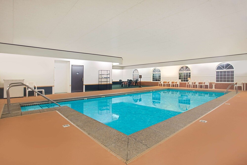 Super 8 by Wyndham New Hampton 21/32