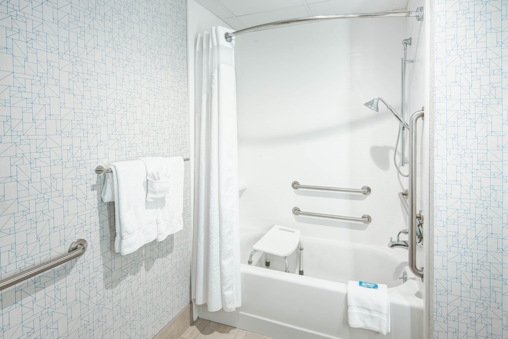 Holiday Inn Express Woodbridge 11/64