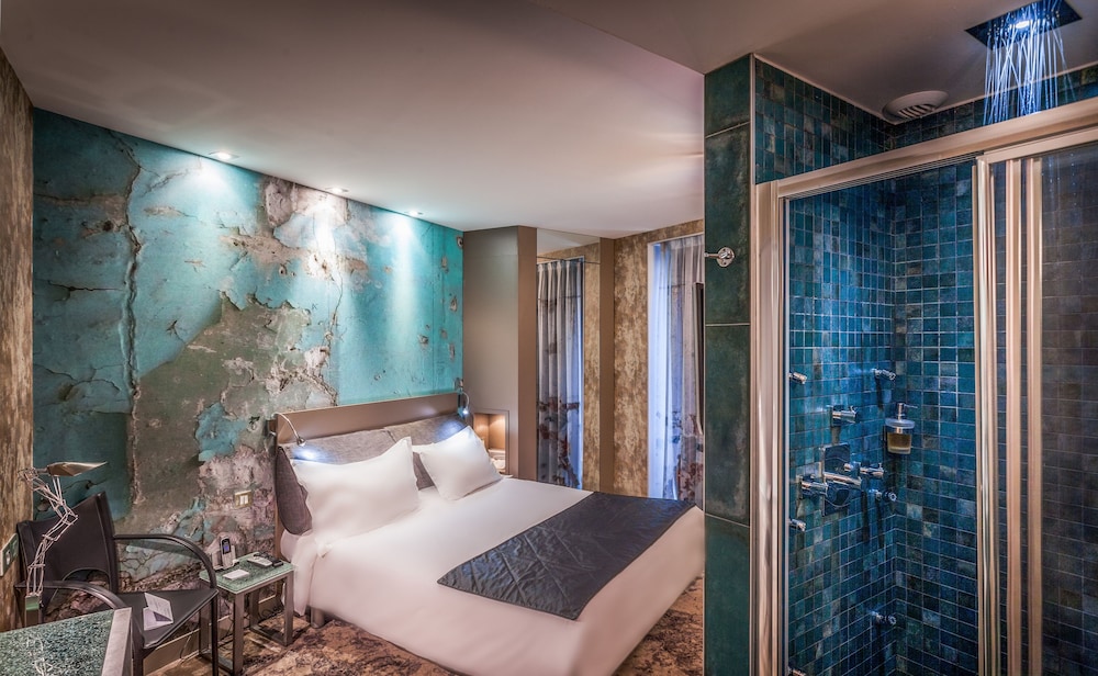 Apostrophe Hotel 12/45