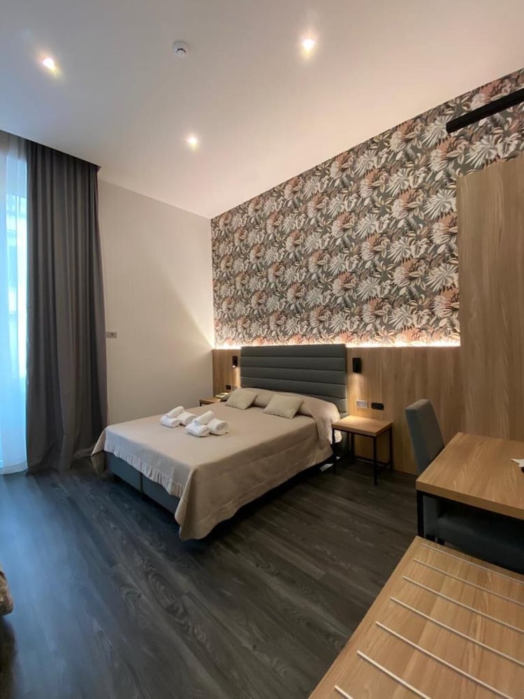 ROOM, SINGLE
