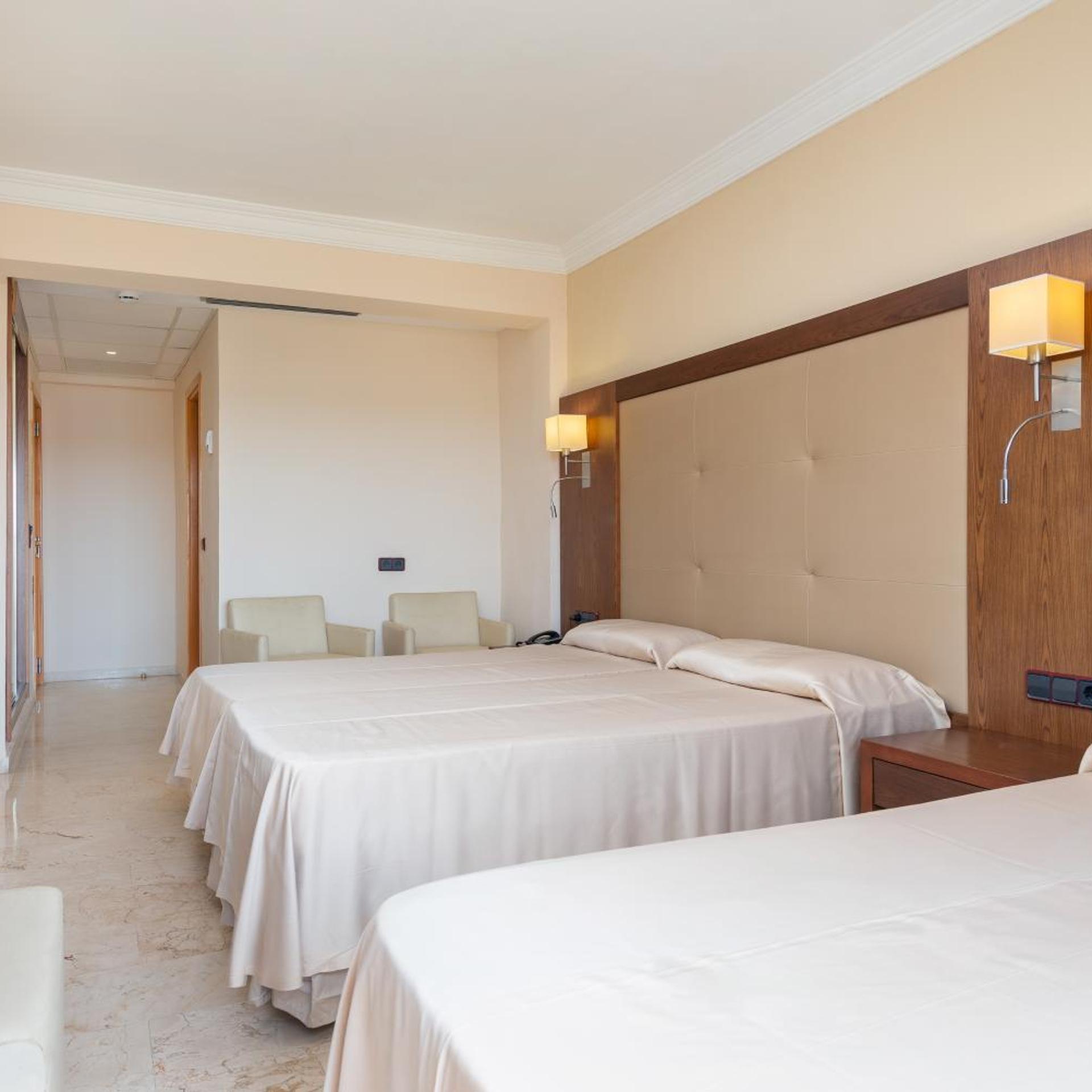 غرفة بسرير مزدوج أو سريرين منفصلين بشرفة مع سرير إضافي، Hotel Torre Azul & Spa - Adults Only 2/9
