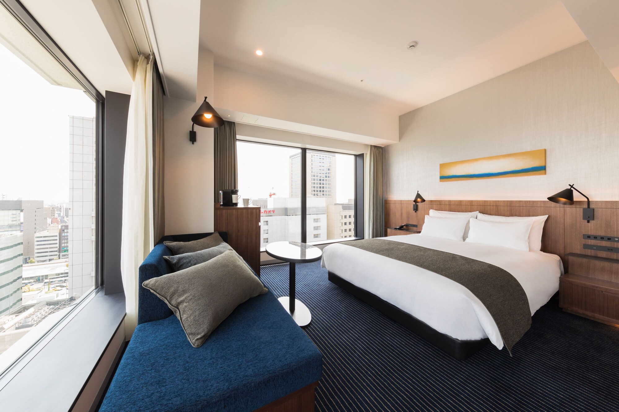 URBAN, QUEEN BED, CITY VIEW, CORNER