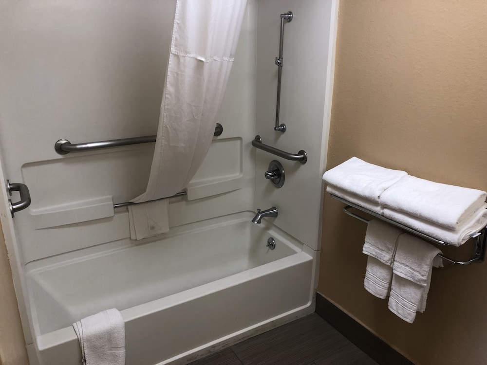 Days Inn By Wyndham Columbus 49/54