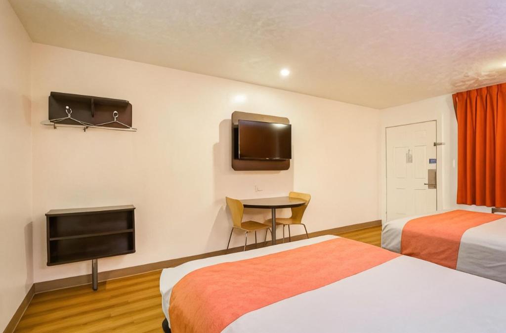 2 Full Beds Non-Smoking, Micfridge