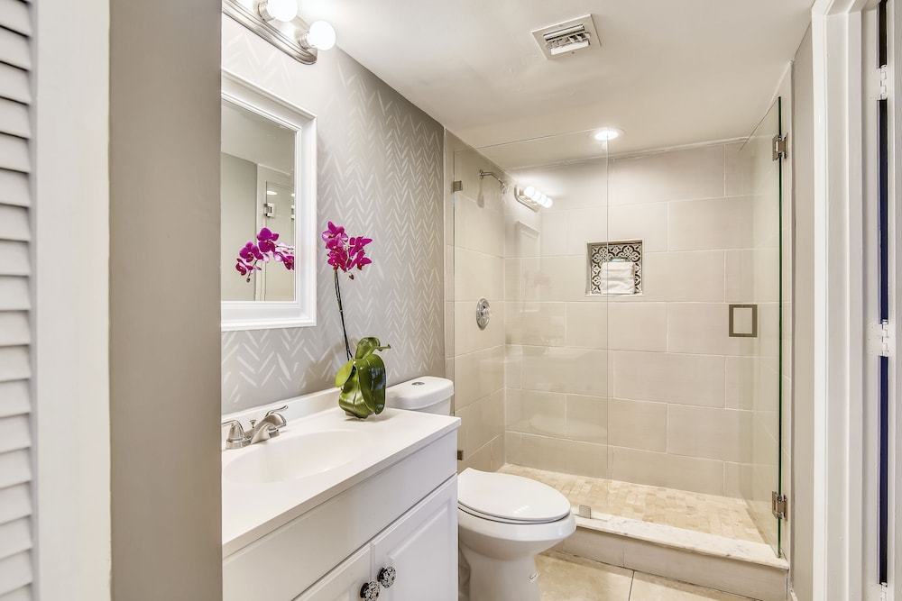 Ocean Pointe Suites Hotel 21/38