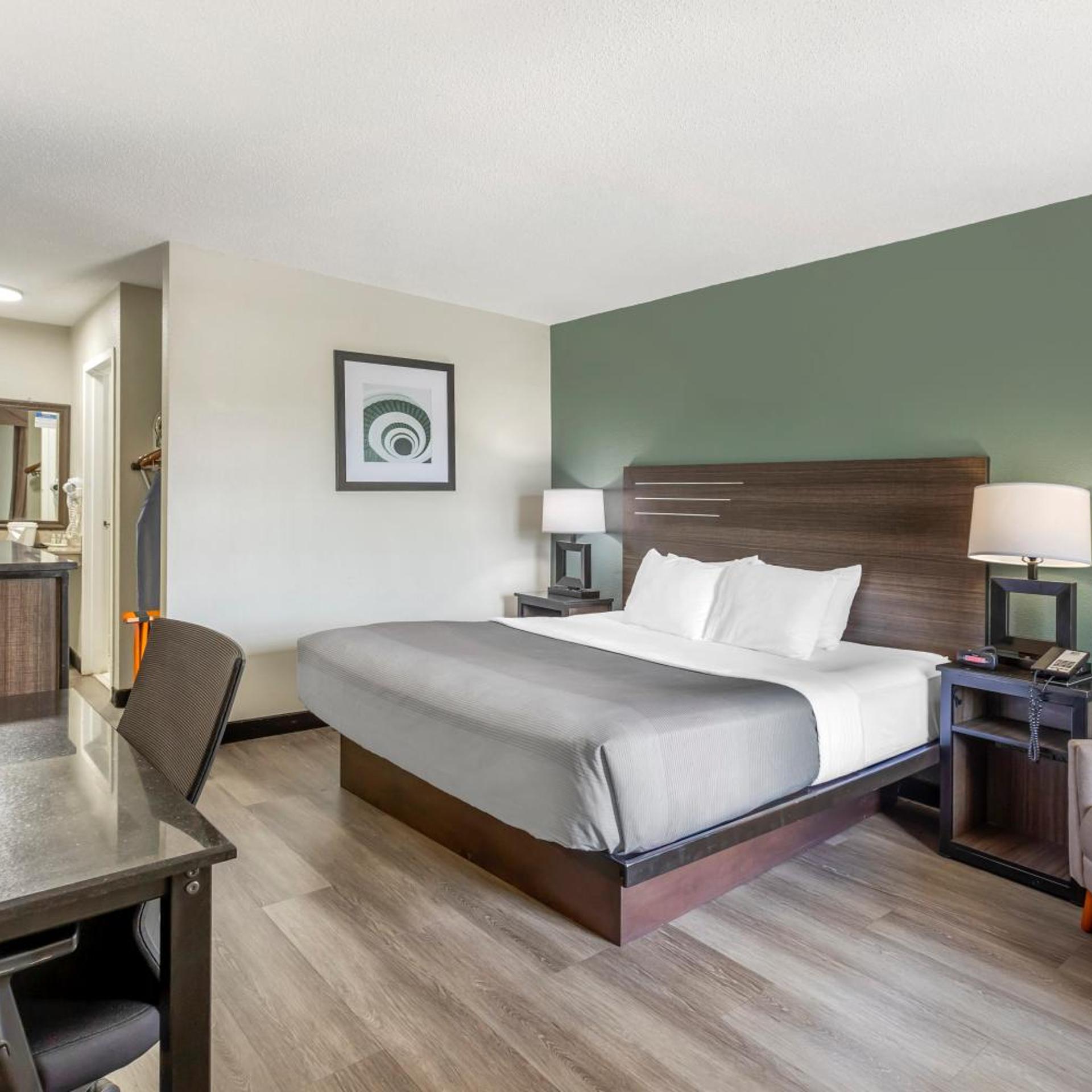 Room, King Bed, Bathtub, Exterior Entrance, Accessible