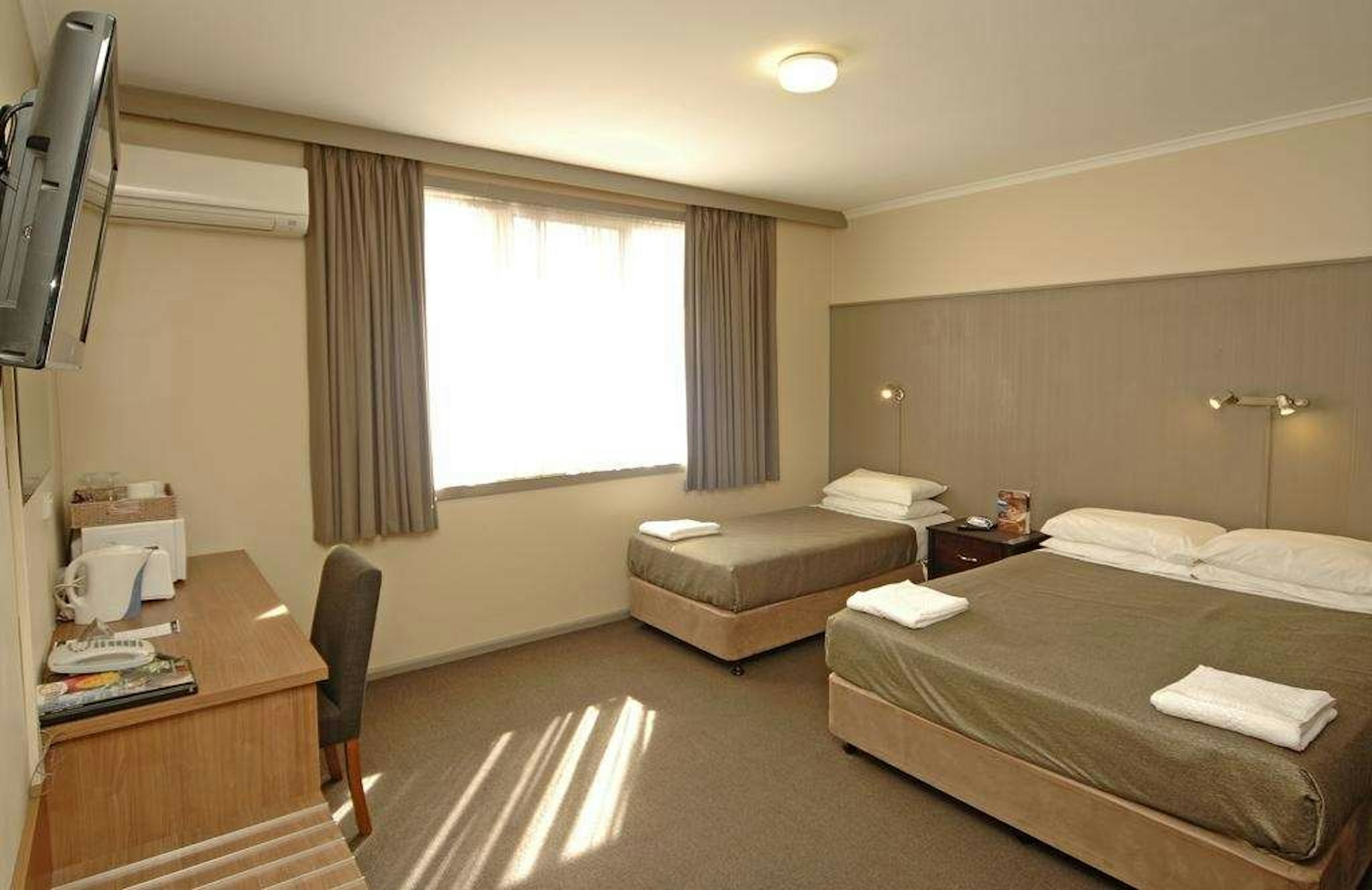 Argosy Motor Inn 7/42