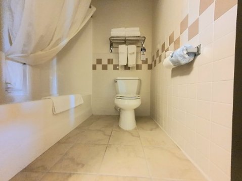 AmericInn by Wyndham Waconia 80/80