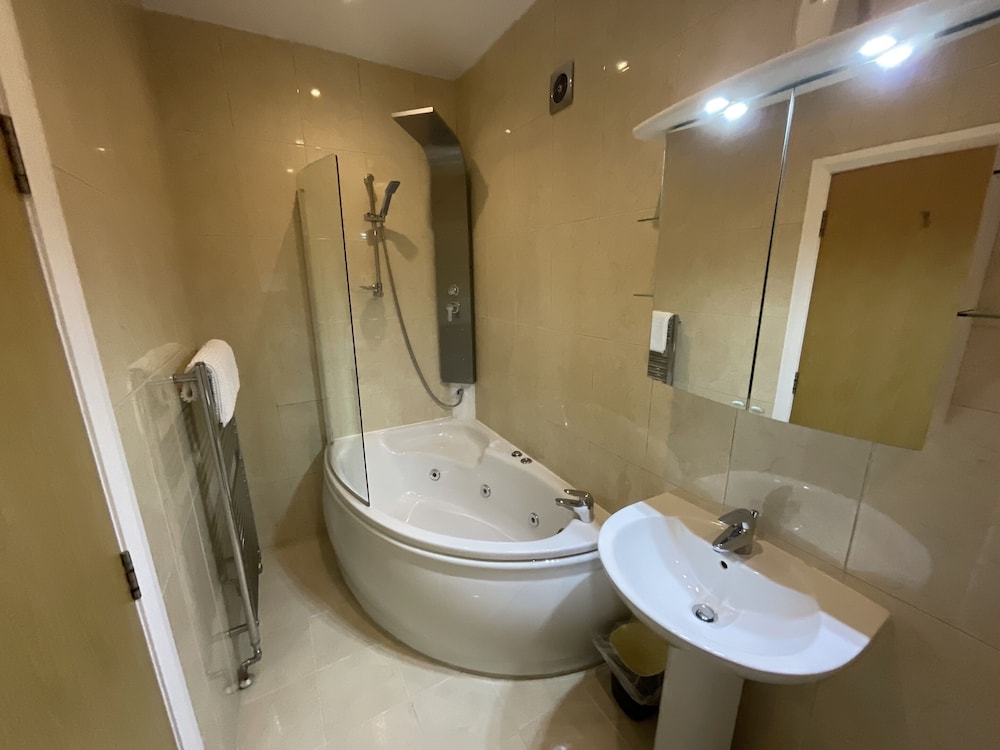 Earle House Serviced Apartments 42/50