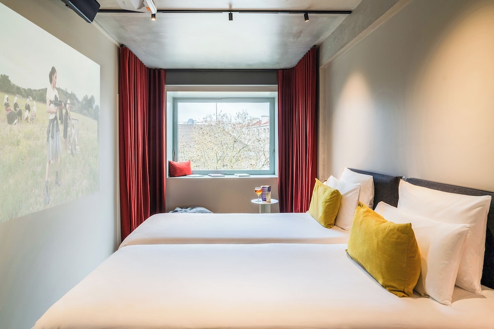 mk2 Hotel Paradiso Nation 12/46