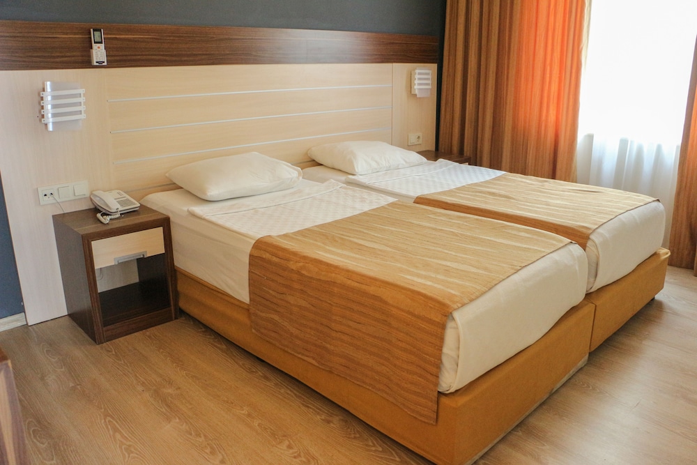Hawaii Suite Beach Hotel 12/50