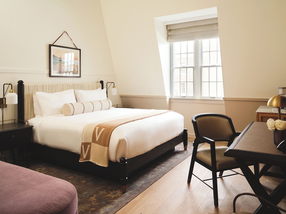 Bellevue, Standard, King Bed, Viking Hotel 2/4