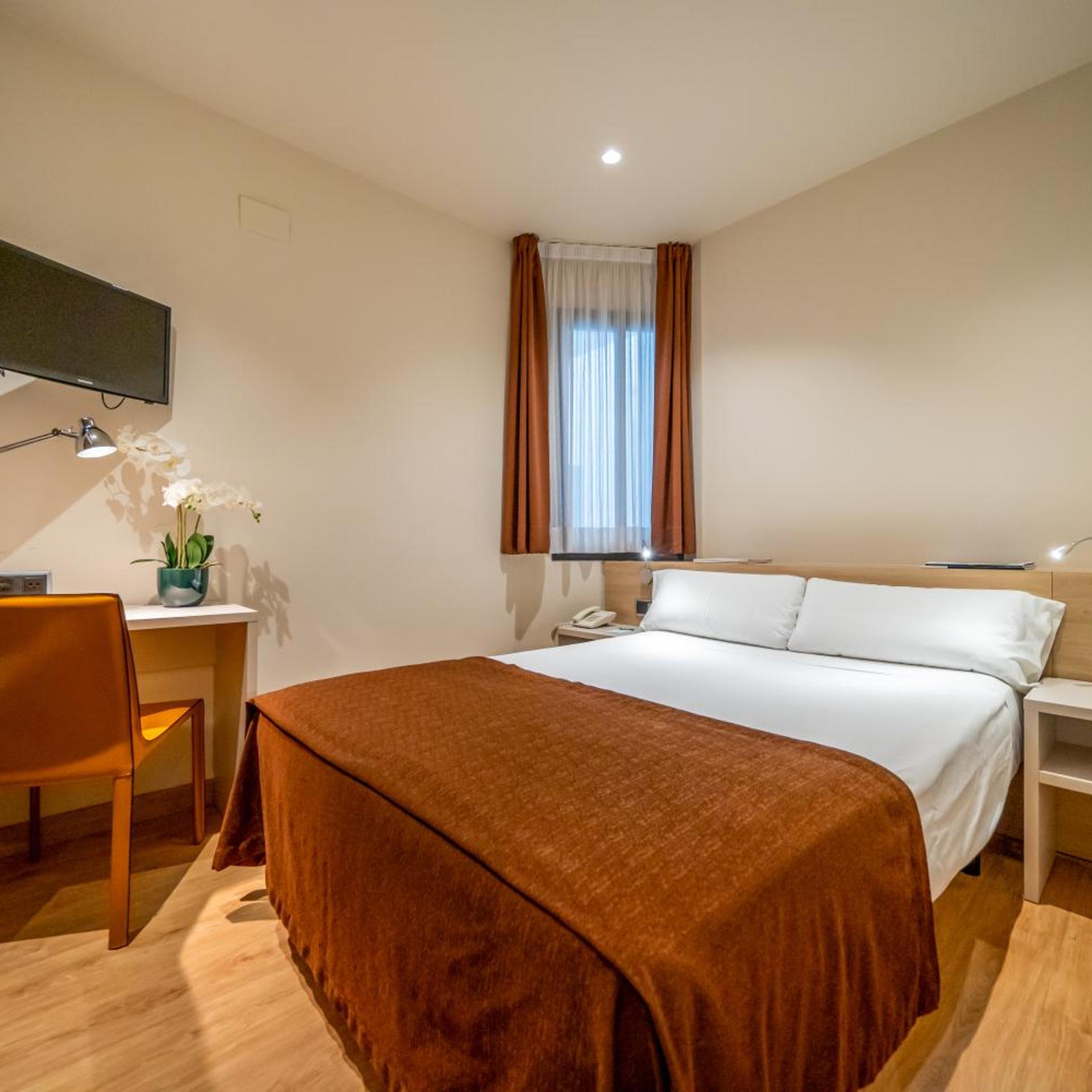 Room, Double or Twin Bed, Small