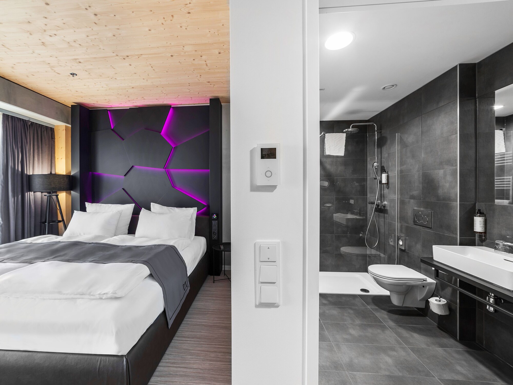 DELUXE, DOUBLE BED, LAKE VIEW