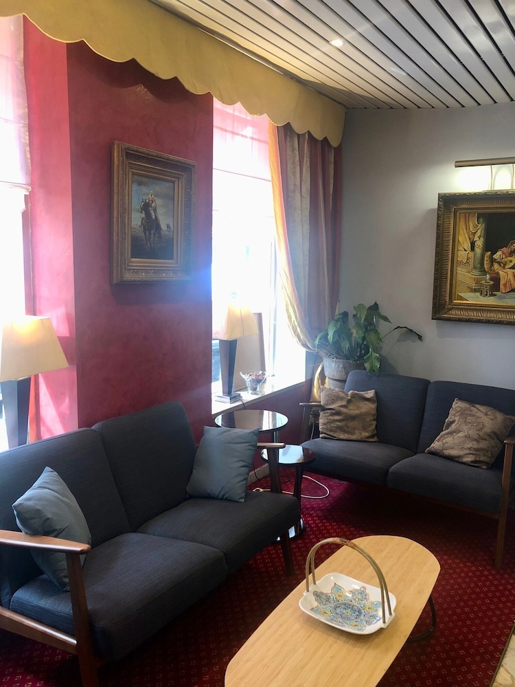 Hotel Poussin 40/58