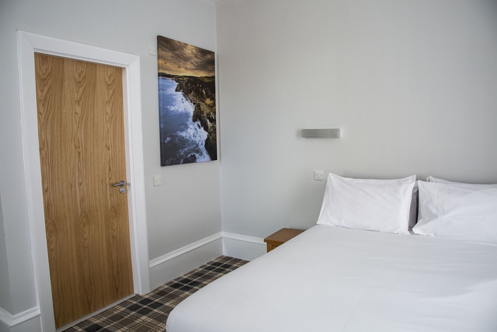 Crown Court Hotel & Bar 17/50