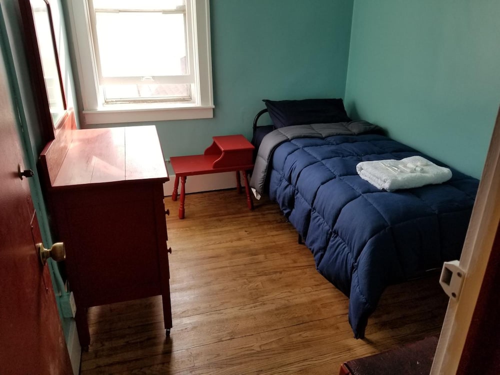 Hamtramck Hostel 29/33
