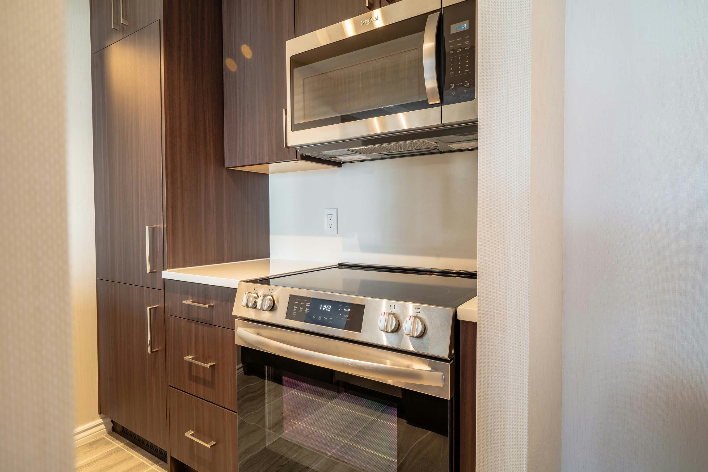 جناح بريميوم بسرير كينج بغرفة نوم واحدة مع أريكة، La Grande Residence at the Sutton Place Hotel 5/5