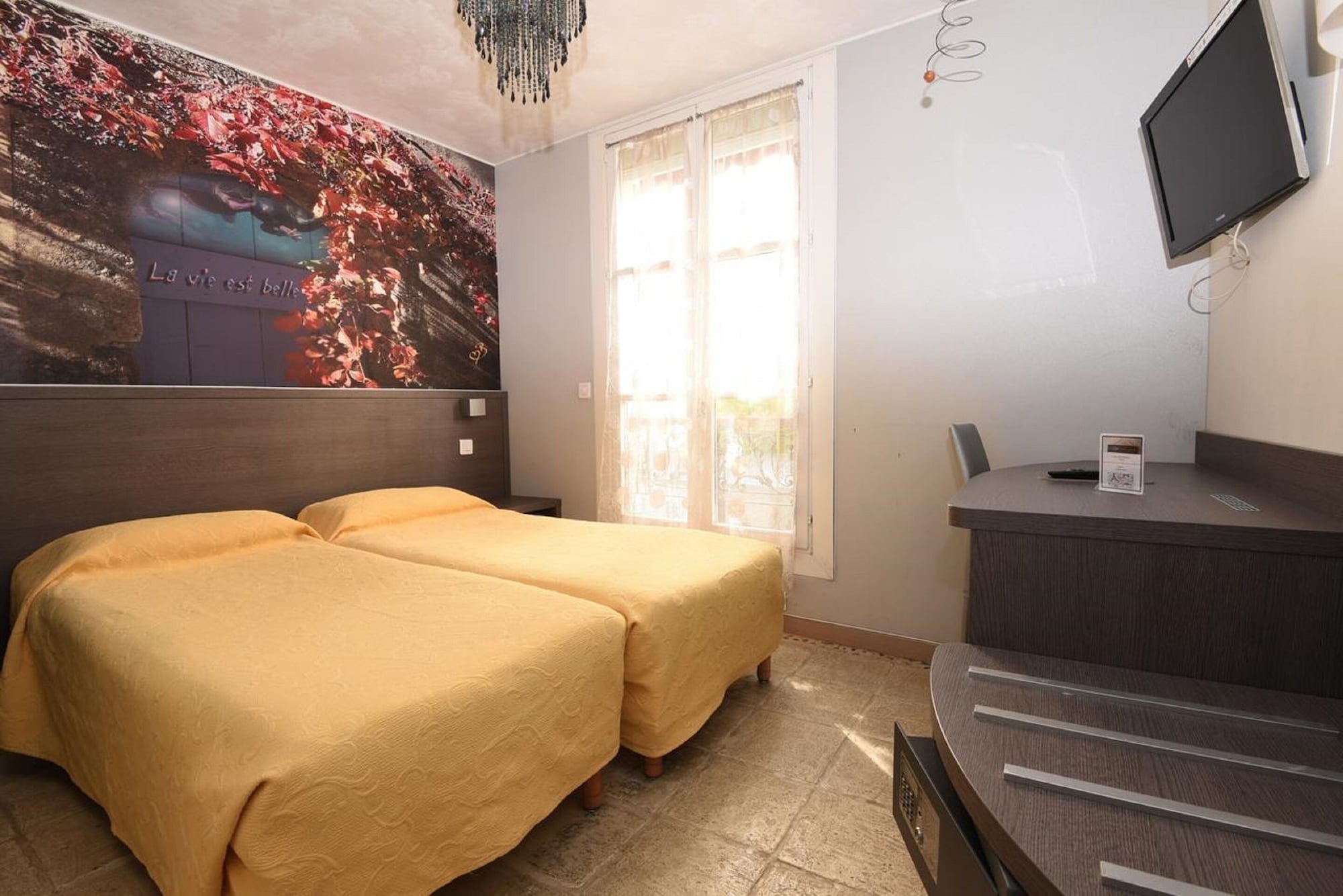 ROOM, TWIN BEDS