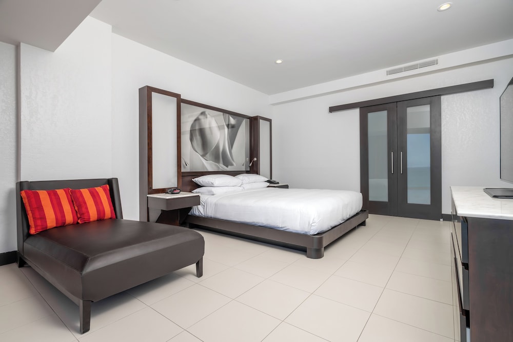JUNIOR SUITE, KING BED, BALCONY