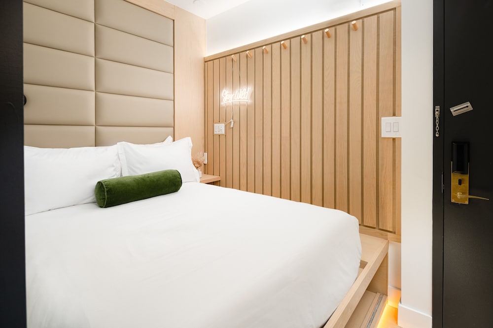 Hotel 837 15/50