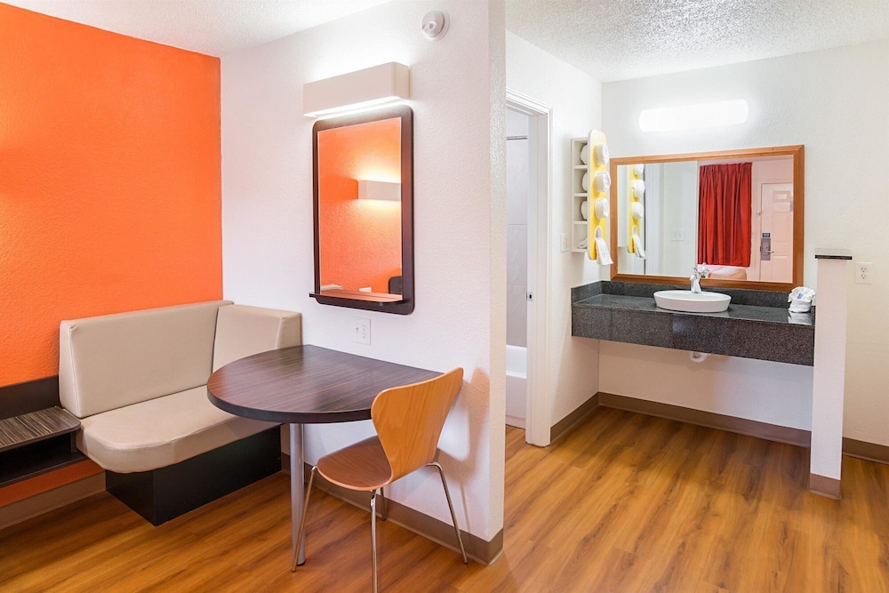 Motel6 Grand Prairie, TX - Near Six Flags Drive 29/44