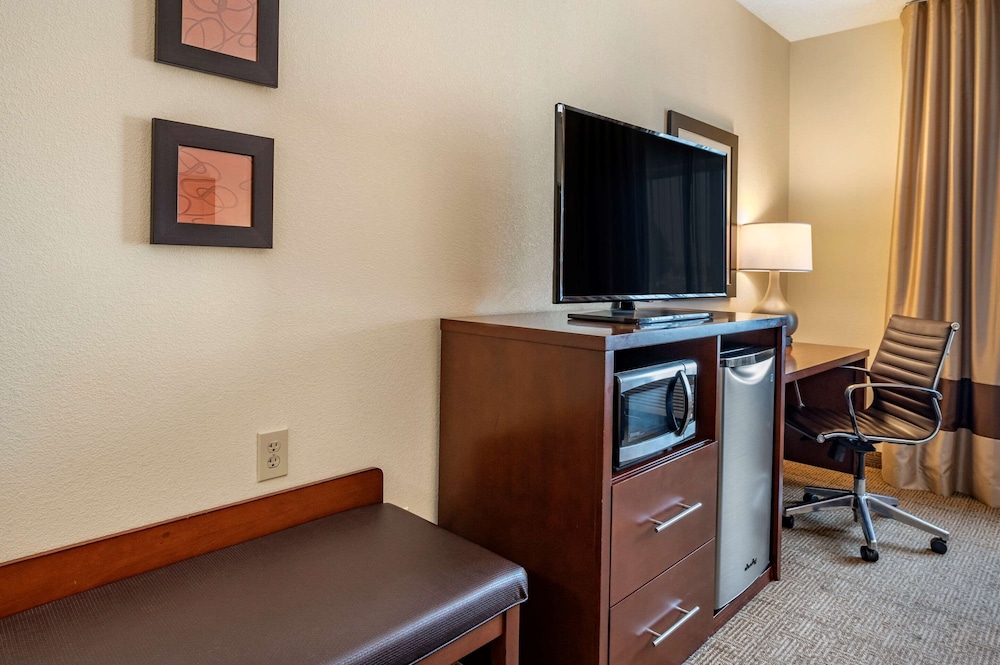 Comfort Suites Columbus West- Hilliard 42/46
