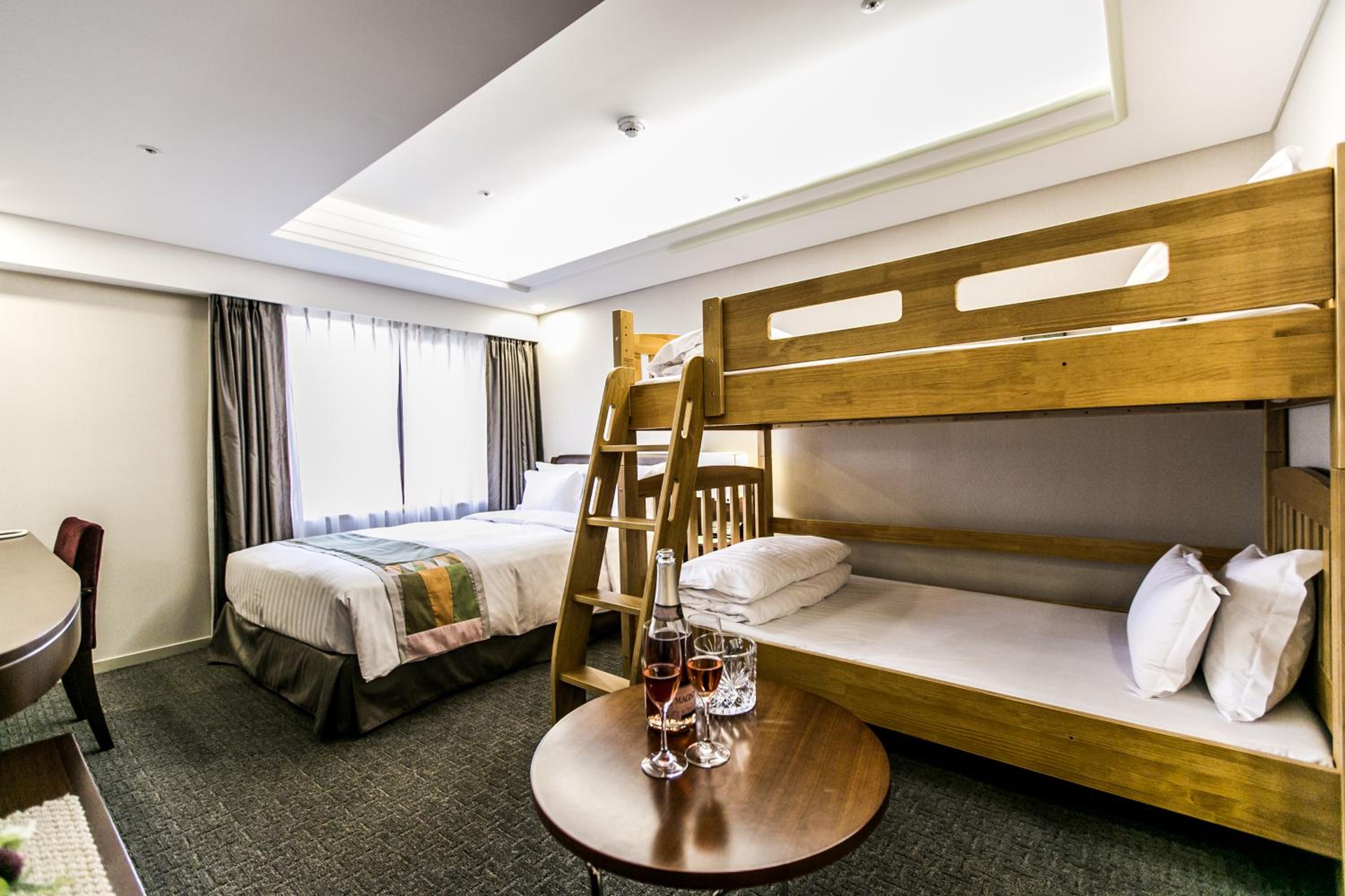 Room, Quadruple, 1 Double and 2 Bunk Beds، Seoul Garden Hotel 2/2