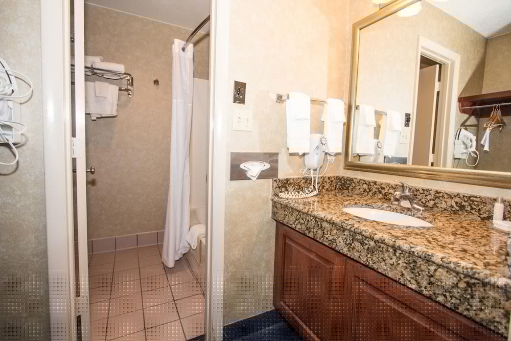 Red Roof Inn & Suites Newport News 18/48