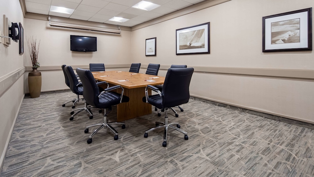 Best Western Plus Oak Harbor Hotel & Conference Center 31/41