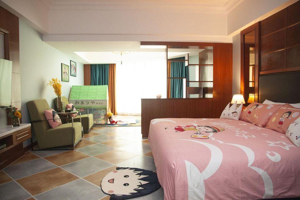 Theme, Queen Bed