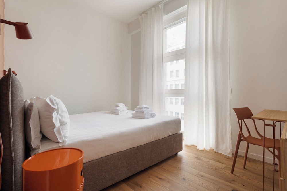 APARTMENT, QUEEN BED, SOFA