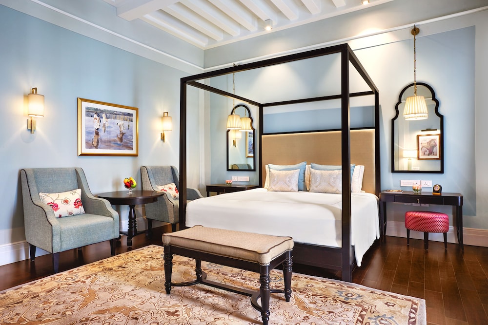 Colonial, King Bed