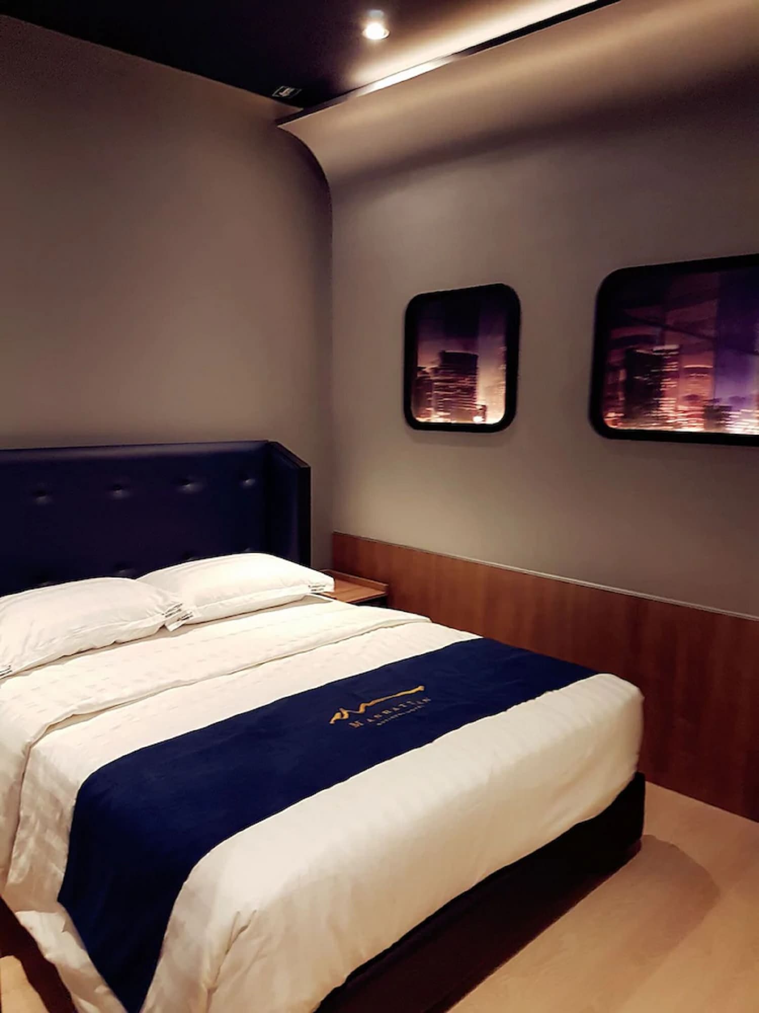 DELUXE, QUEEN BED, NO WINDOW