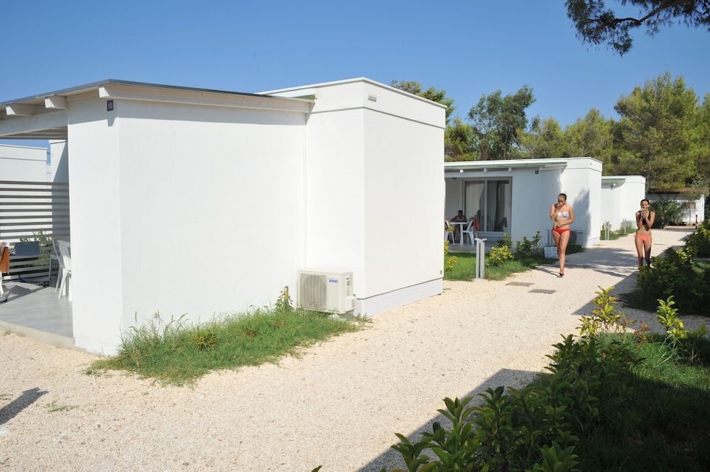 VILLAGGIO LE DIOMEDEE 61/70