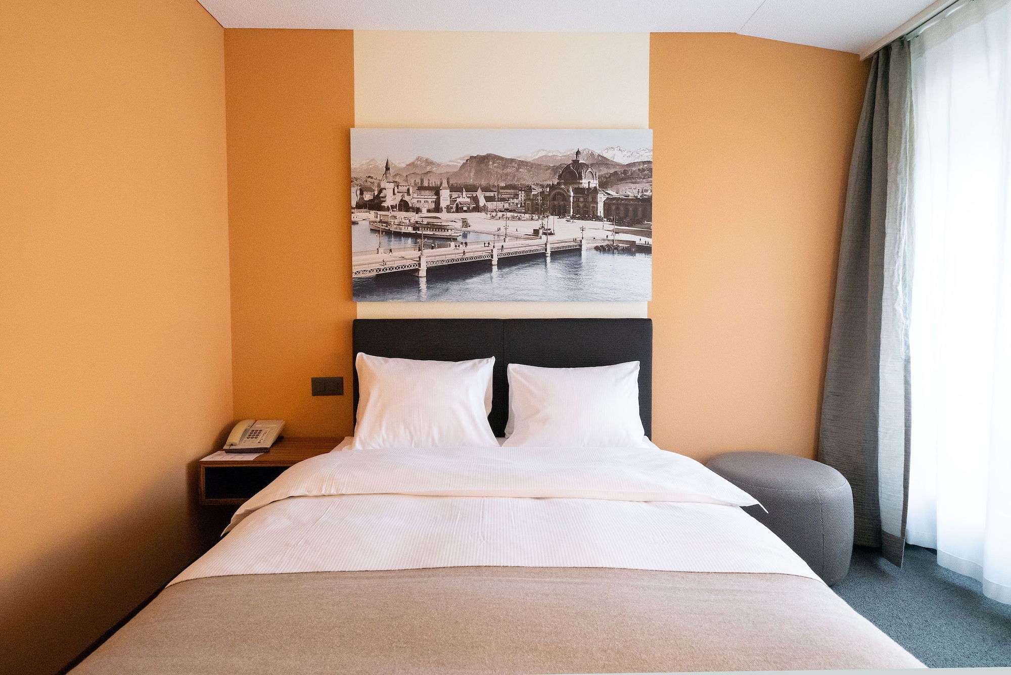 Economy, Queen Bed, Hill View