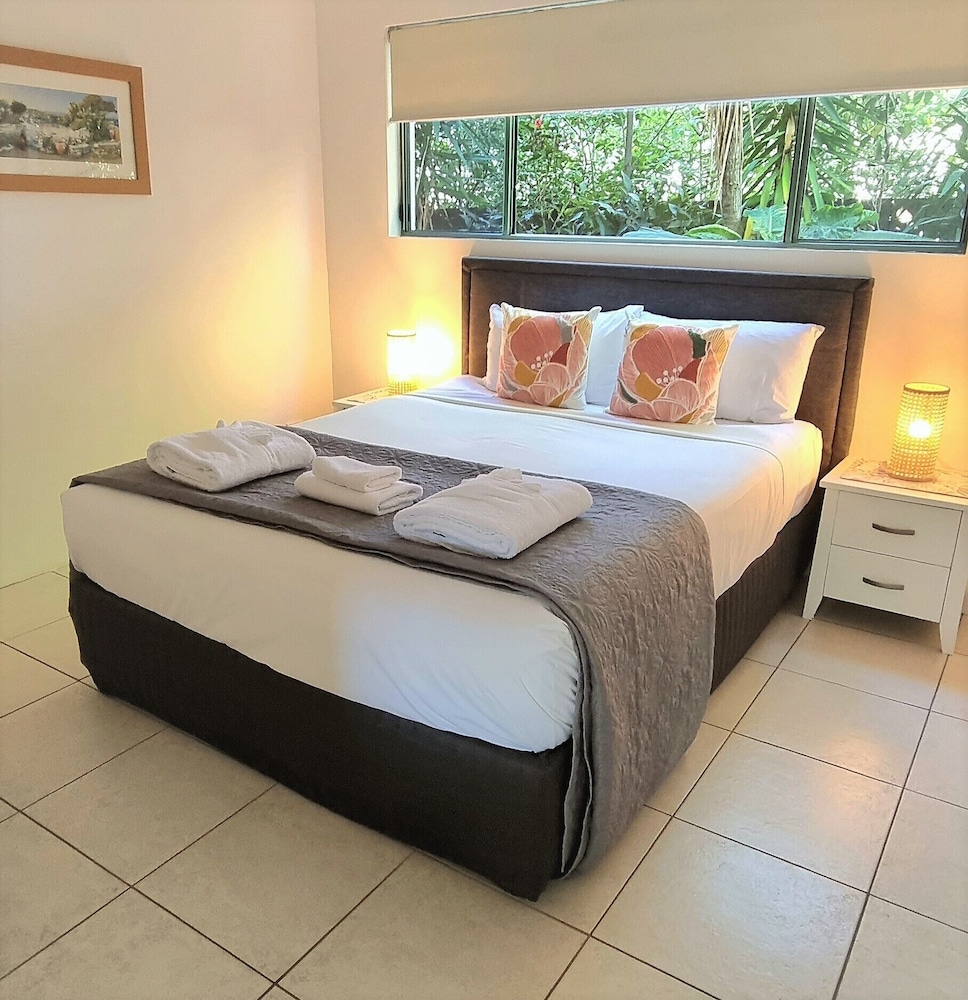 NOOSA RIVER RETREAT 6/23