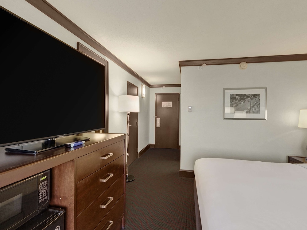 DoubleTree by Hilton Cleveland Downtown Lakeside 17/67