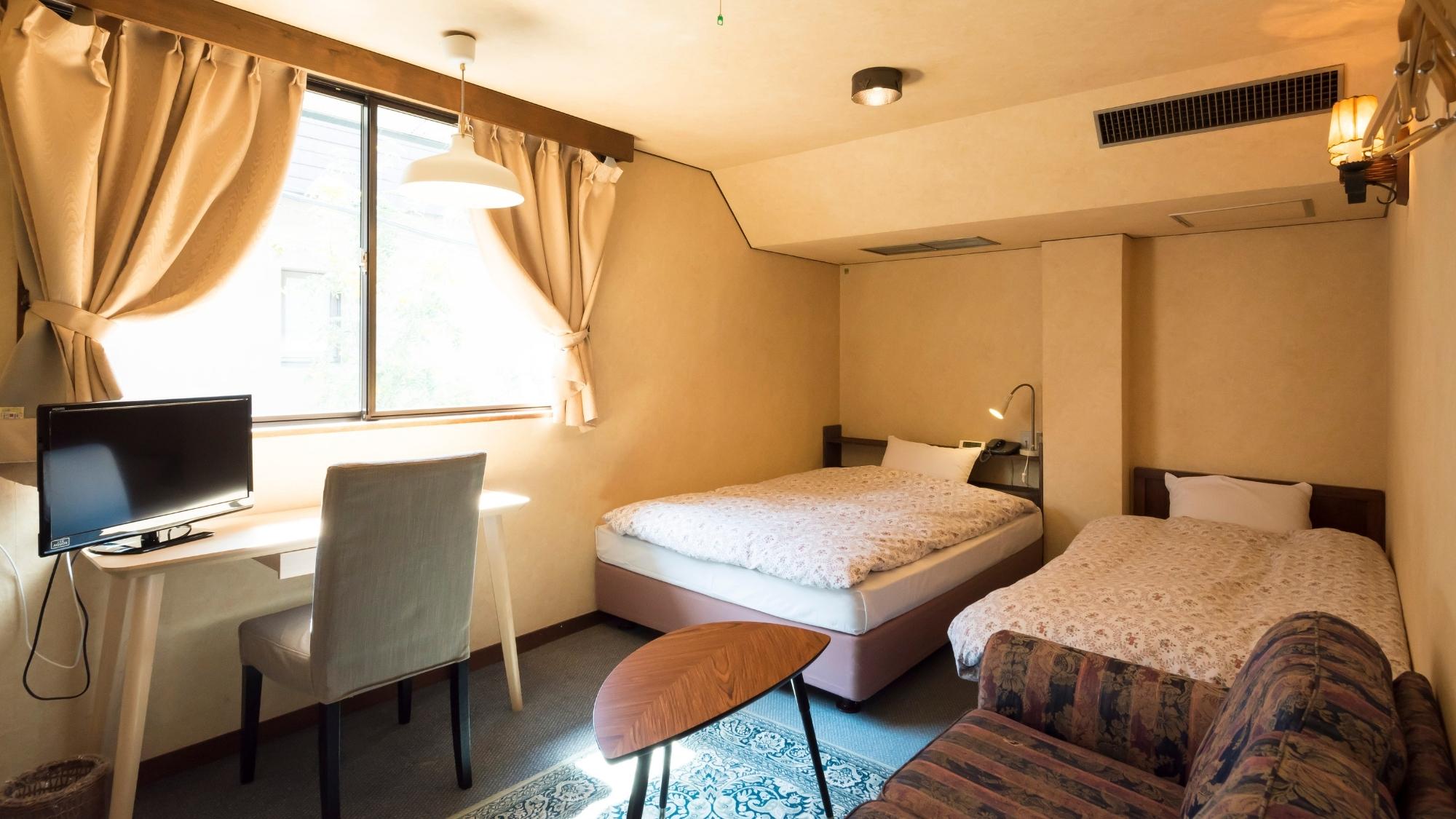 Compact, Standard, Twin Beds, Bathtub