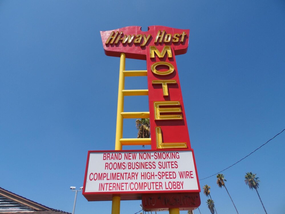 Hi-Way Host Motel 3/56