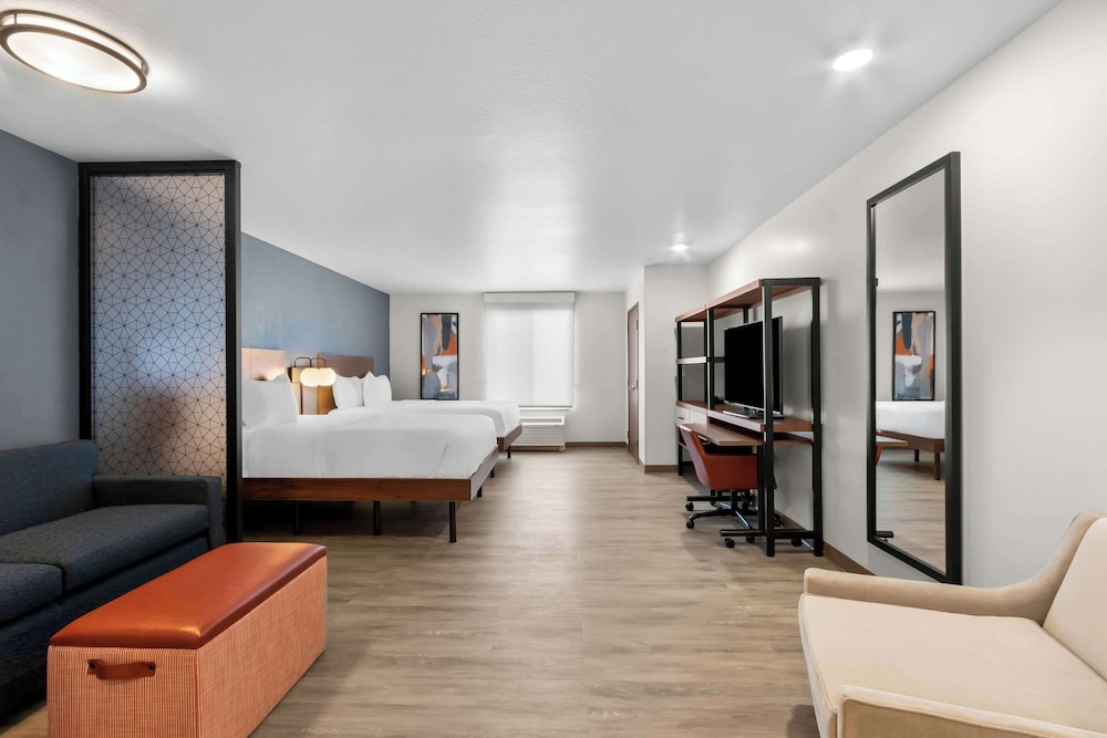Everhome Suites Glendale Sports & Entertainment District 21/47