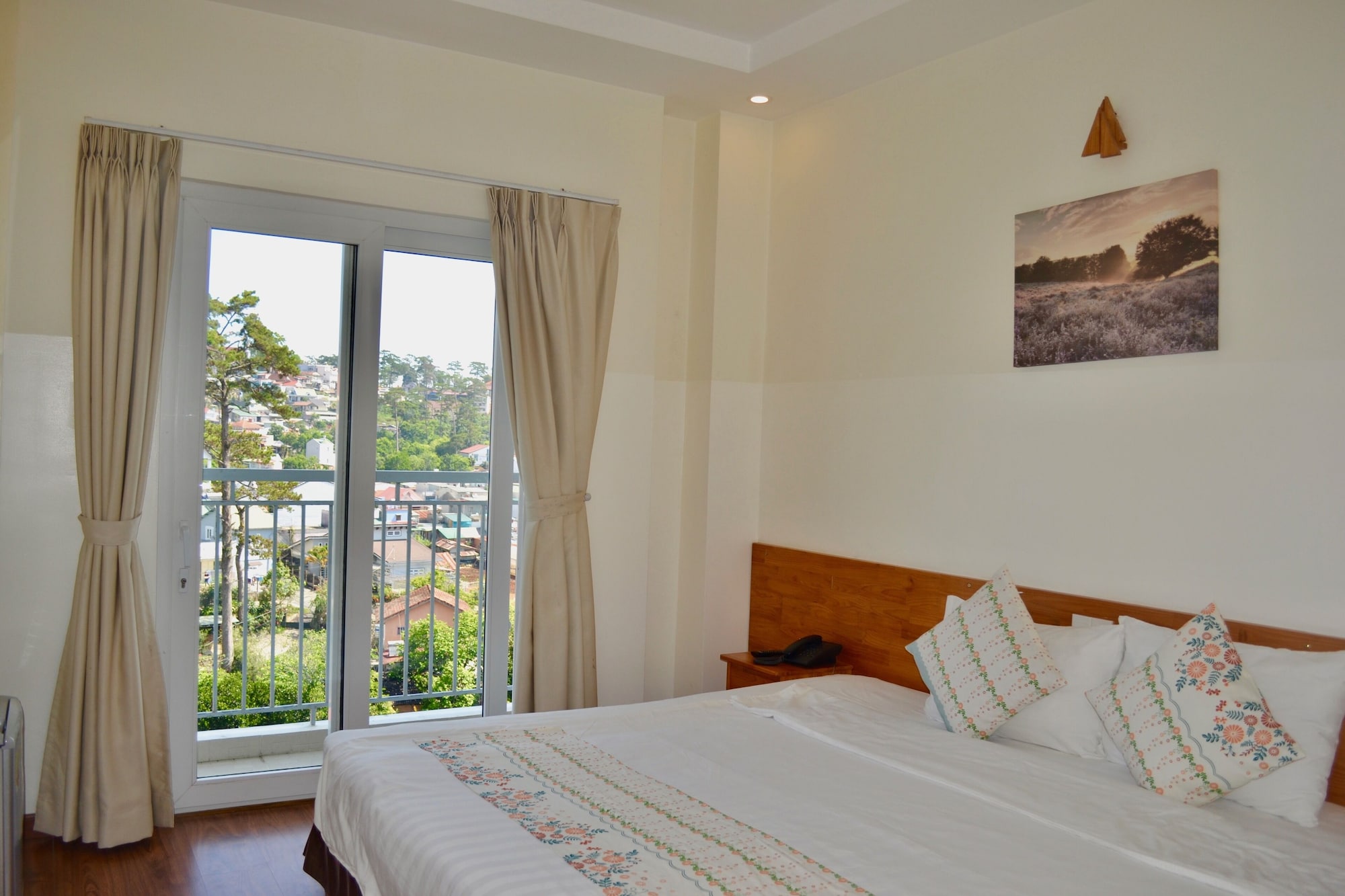 DELUXE, KING BED, MOUNTAIN VIEW