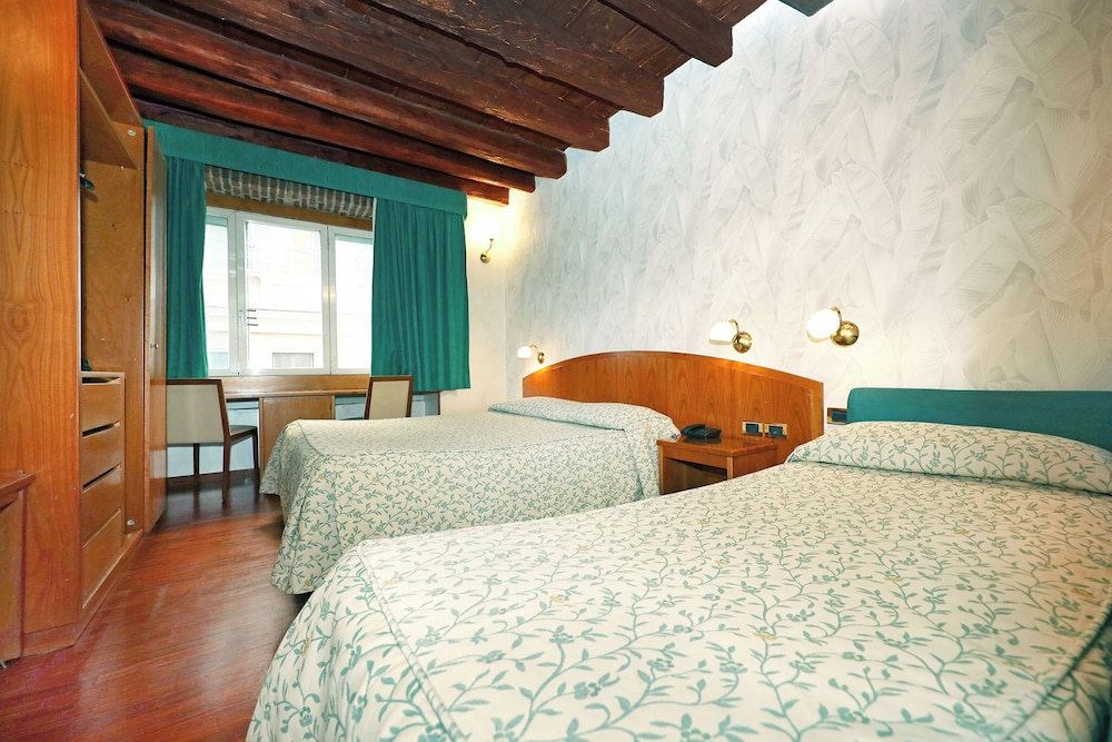 ROOM, TRIPLE