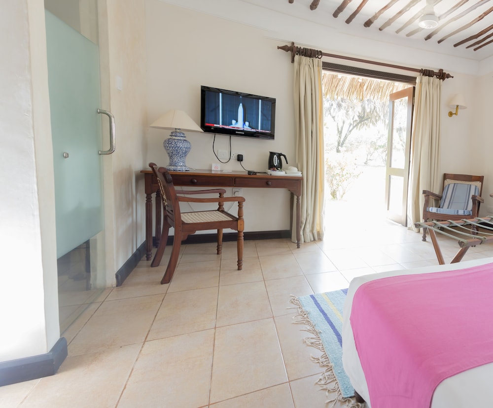 Jacaranda Indian Ocean Beach Resort 13/40