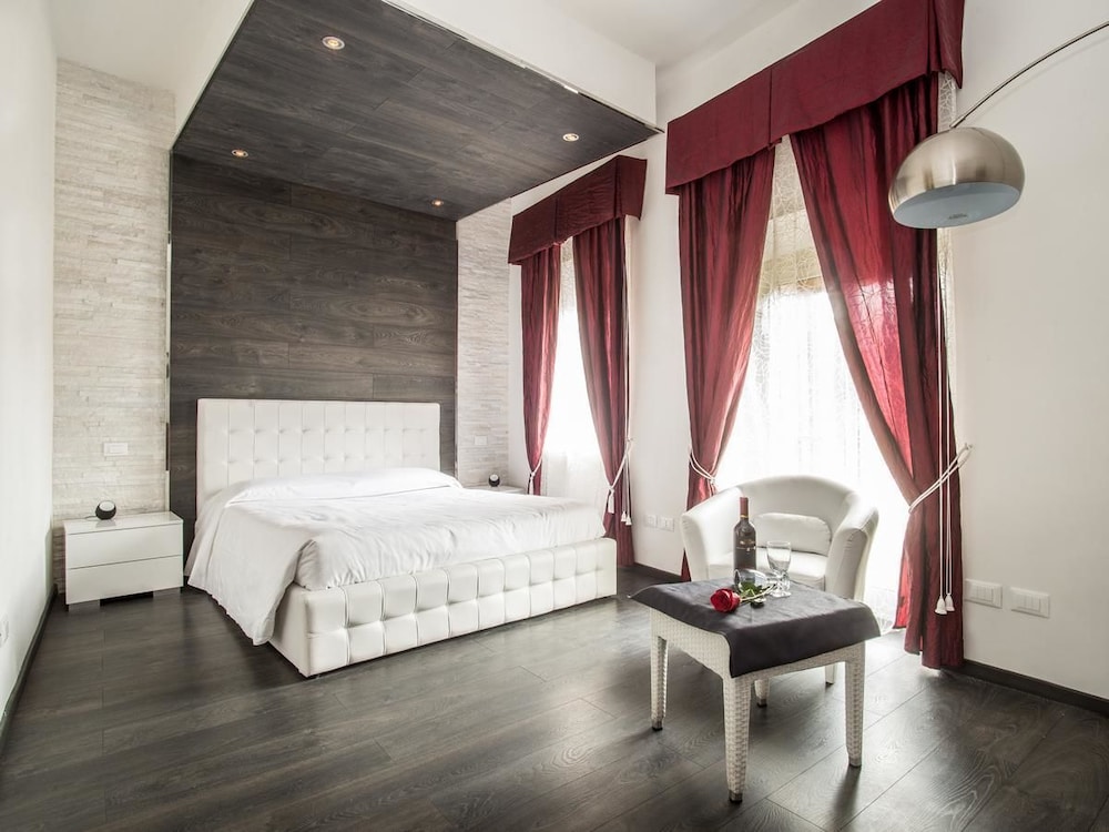 Royal Rooms Colosseo 8/40