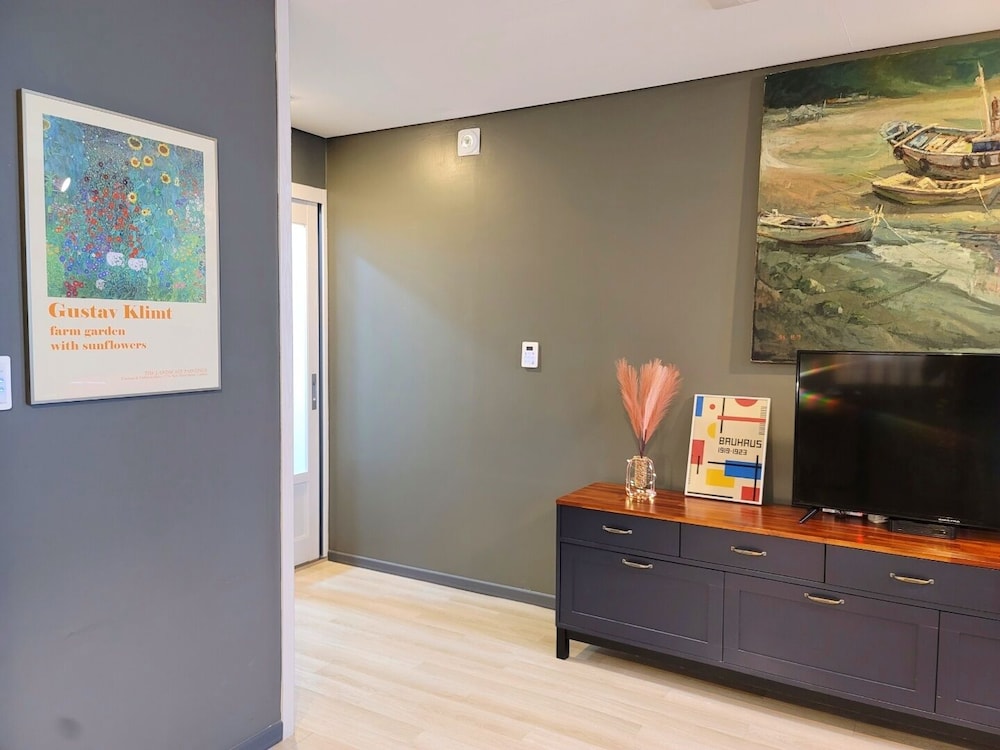 Gallery Family Hotel 11/49