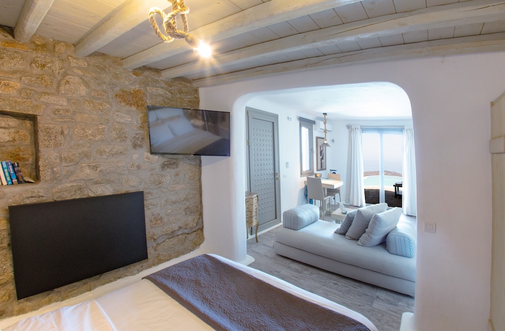 Amallini Suites 36/50