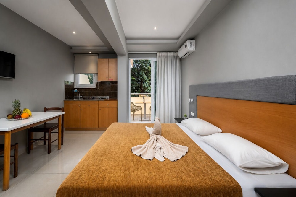Sunday Hotel 13/68